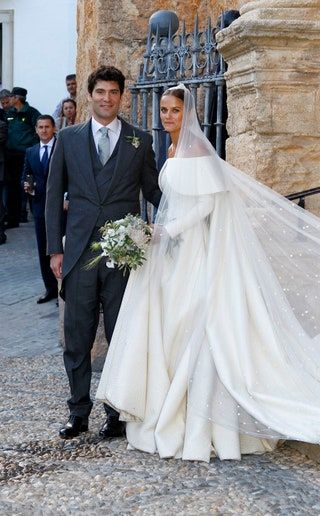 Bild könnte enthalten Alejandro Santo Domingo Kleidung Kleidung Krawatte Accessoires Accessoires Menschliche Person Robe und Mode