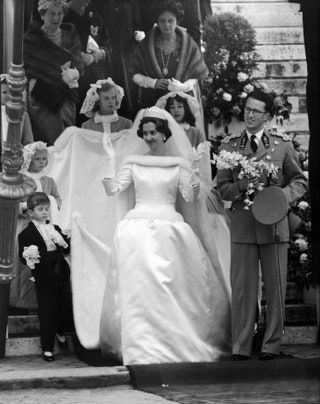 Bild könnte Baudouin von Belgien enthalten Kleidung Kleidung Menschliche Person Mode Robe Krawatte Zubehör und Accessoires