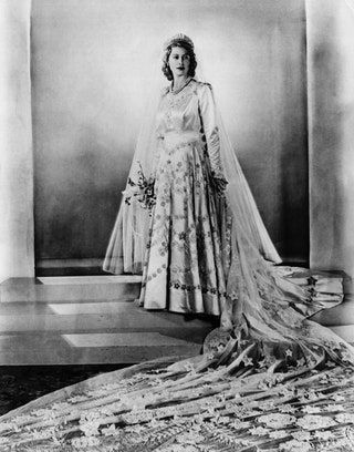 Bild könnte enthalten Kleidung Kleidung Menschliche Person Weibliche Mode Kleid Kleid Robe Frau und Abendkleid
