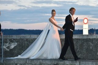 Bild könnte enthalten Pierre Casiraghi Kleidung Bekleidung Hochzeitsrobe Modekleid Hochzeitskleid Mensch und Person