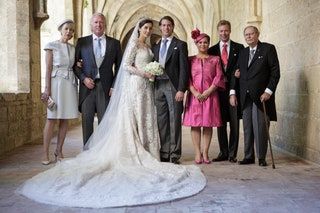 Bild könnte Prinz Flix von Luxemburg Hartmut Lademacher enthalten Kleidung Kleidung Mensch Robe Mode und Kleid
