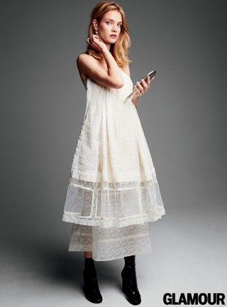 画像には、ドレス衣料品アパレル人間女性人女性イブニングドレスファッションガウンローブと家の装飾が含まれている場合があります