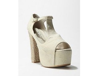 Bilden kan innehålla Kläder Kläder Skor Sandal och Sko