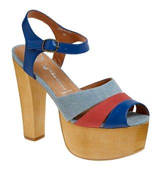 Bilden kan innehålla Kläder Skor Sandaler Kläder och skor