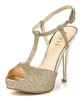 Bilden kan innehålla Kläder Skor Sandal Apparel Shoe och High Heel