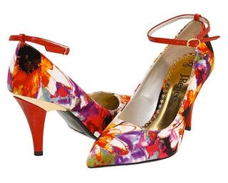 Bilden kan innehålla Kläder Apparel Skor Sandal Shoe och High Heel