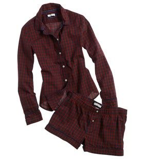 La imagen puede contener ropa, ropa, camisa, manga y manga larga.