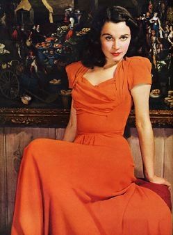 Esta imagen puede contener Vestir Ropa Vestir Vivien Leigh Humano Persona femenina Muebles Sofá Rostro y mujer