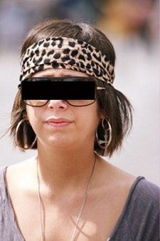 Bild kann enthalten Kleidung Kleidung Hut Stirnband Mensch Sonnenbrille Zubehör und Zubehör