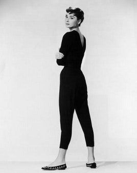 Bild könnte enthalten Audrey Hepburn Stehend Menschliche Person Weibliche Frau Kleidung Ärmel Bekleidung Hosen und Langarm