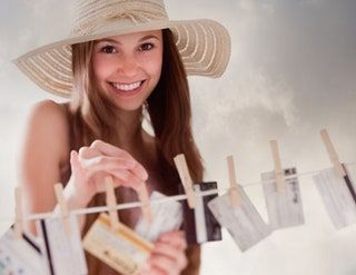 Nuotraukoje gali būti Clothing Apparel Hat Human Person Face ir Hat nuo saulės