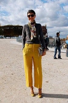 Bild kann enthalten Kleidung Kleidung Hosen Mensch Denim Jeans und Gesicht