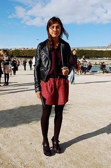 Bild kann enthalten Kleidung Bekleidung Hosen Mensch Mensch Mantel Jacke Frau und Frau