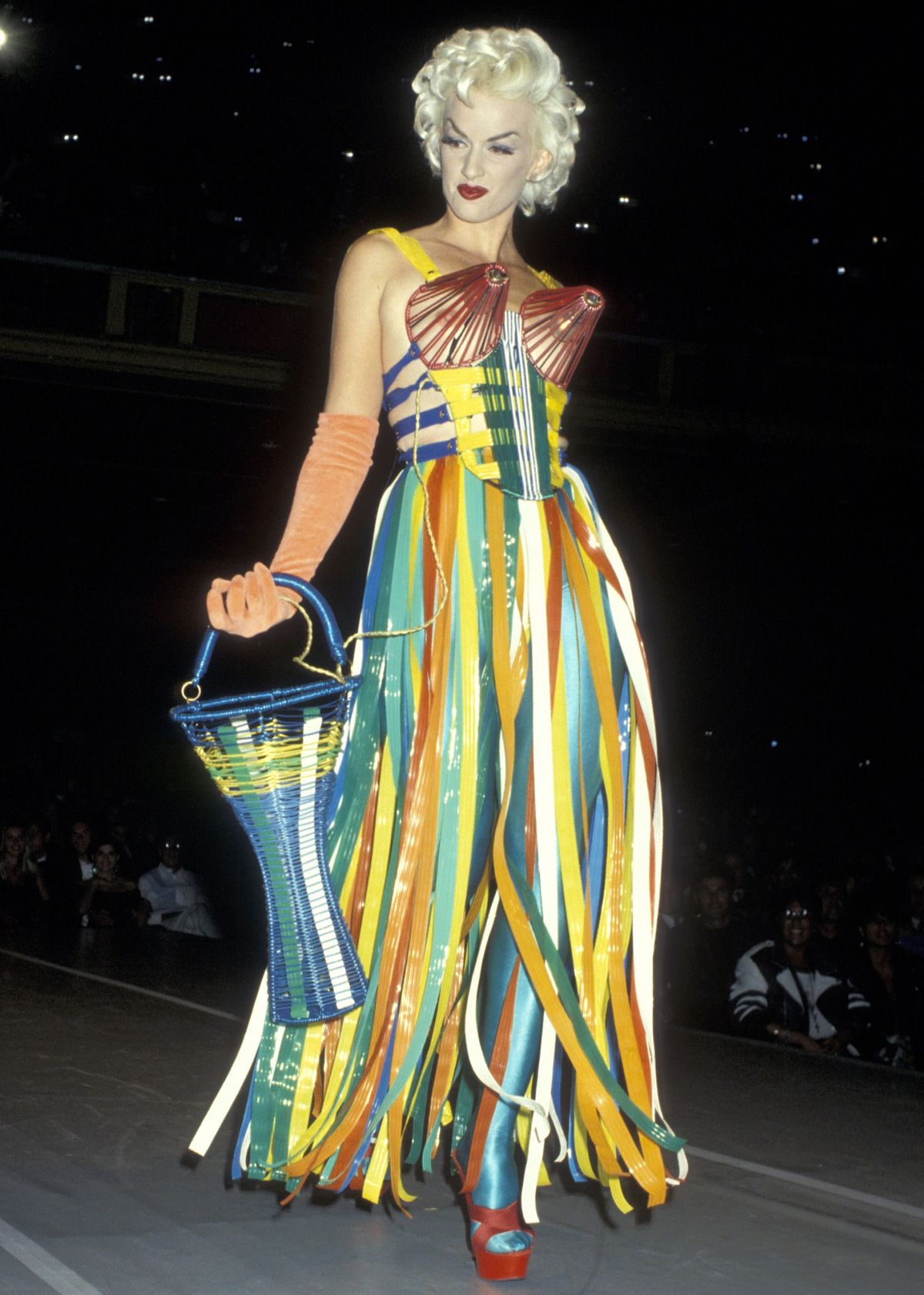 La imagen puede contener Ropa Vestimenta Persona humana Moda Vestido de noche Bata Traje y interior