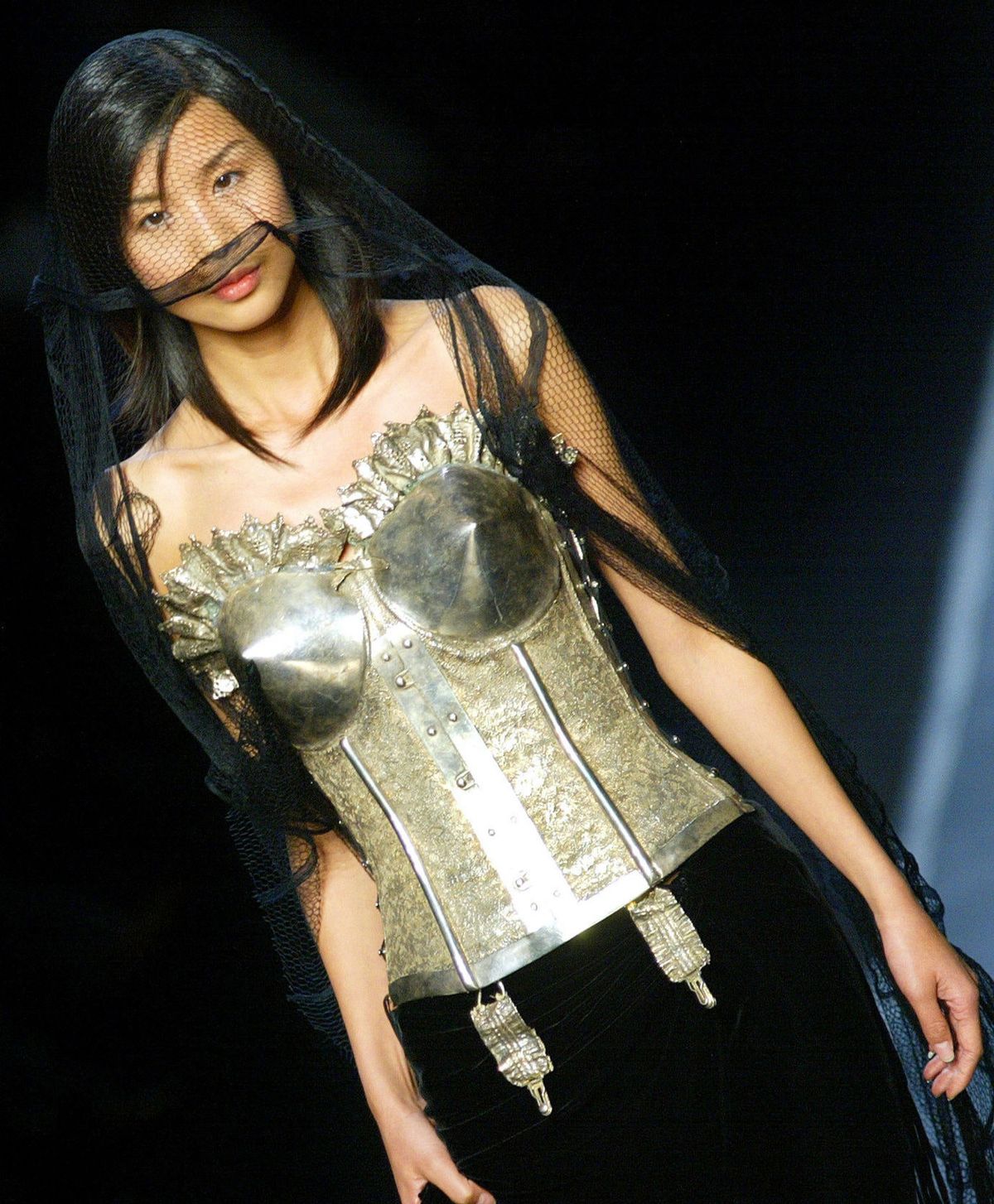 La imagen puede contener ropa, ropa, persona humana, corsé y moda.