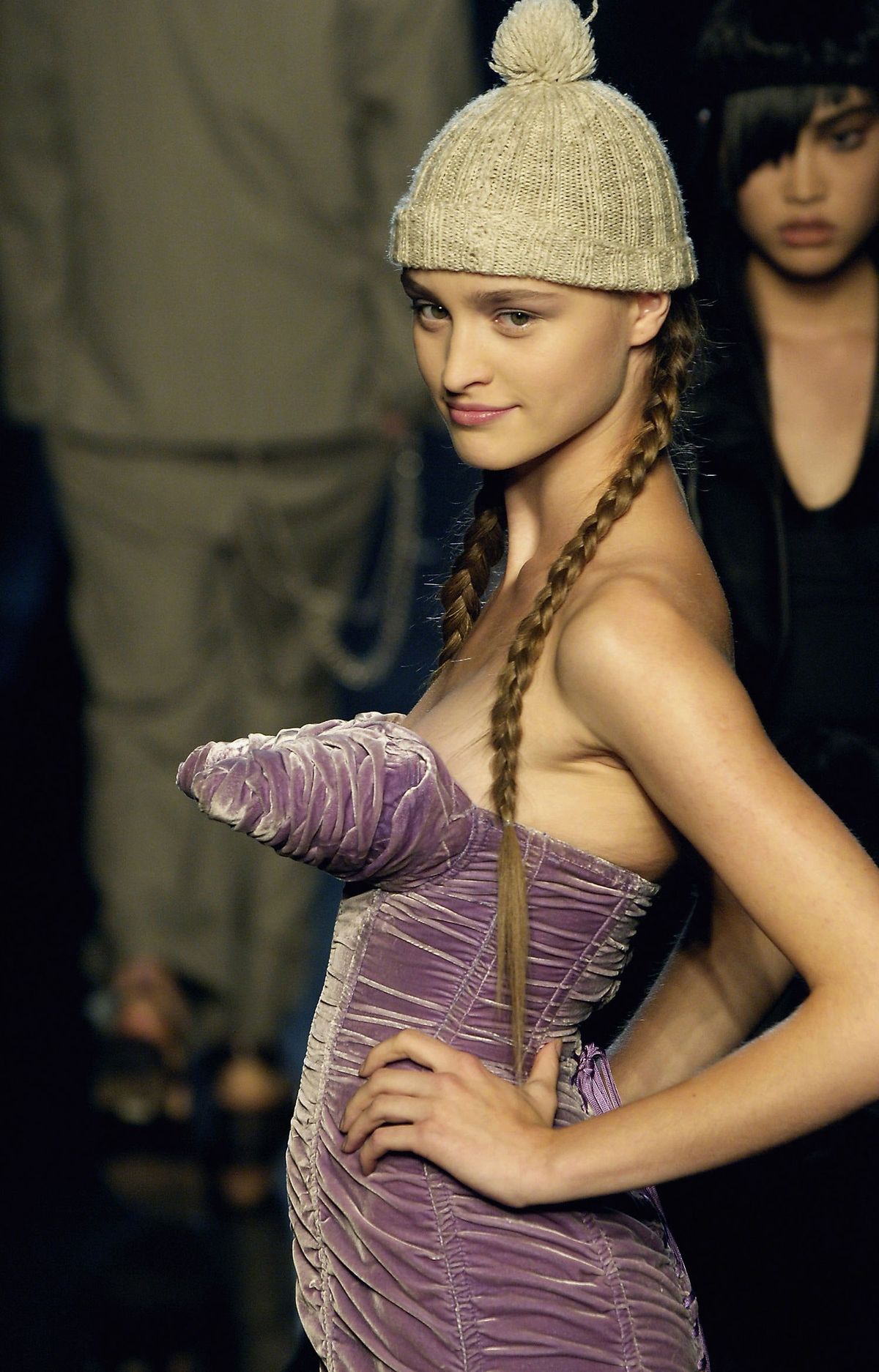 La imagen puede contener Ropa Ropa Vestido de noche Bata Bata Moda Humano y persona
