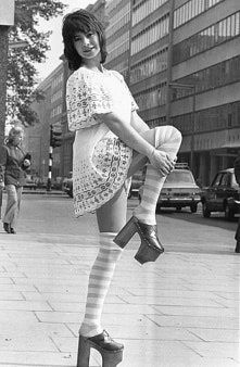 La imagen puede contener Ropa Vestimenta Persona humana Calzado Zapato Danza Danza Pose y actividades recreativas