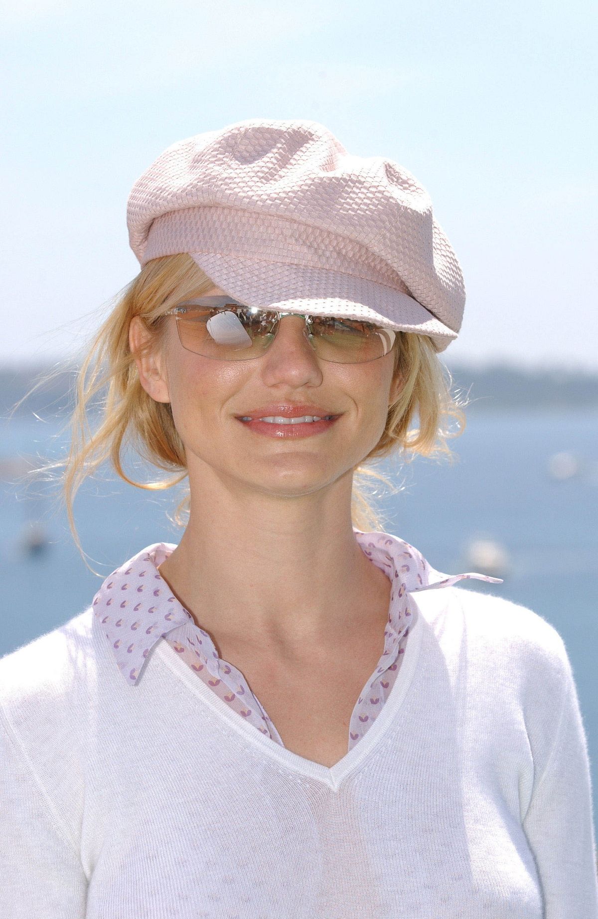 Bild kann enthalten Kleidung Kleidung Mensch Hut Sonnenhut Sonnenbrille Zubehör und Zubehör