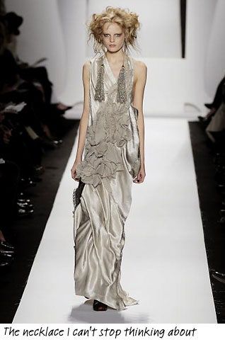 La imagen puede contener Hanne Gaby Odiele Ropa Ropa Persona humana Vestido Moda y pasarela