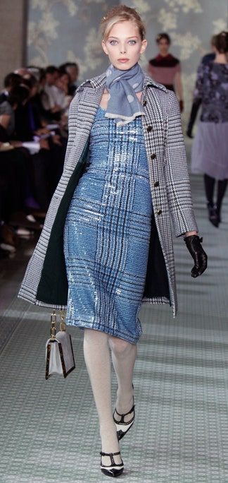 La imagen puede contener Ropa Ropa Abrigo Persona humana Coco Rocha Zapato y calzado