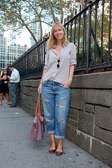 Slika lahko vsebuje Oblačila Oblačila Hlače Human Person Denim Jeans in Obutev
