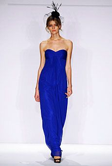 La imagen puede contener Ropa Vestido Ropa Persona humana Pantalones Vestido de noche Vestido Bata y moda