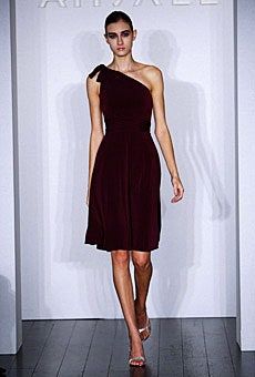 La imagen puede contener Ropa Vestido Ropa Persona humana Vestido de noche Vestido Bata y moda