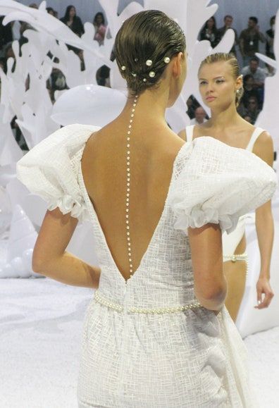 La imagen puede contener Ropa Ropa Vestido de noche Bata Bata Moda Humano y persona