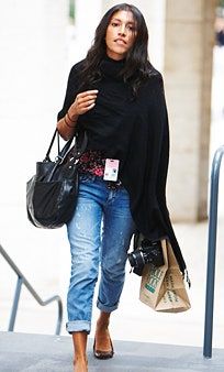 Bild kann enthalten Kleidung Bekleidung Hosen Schuhe Mensch weiblich Person Schuh Jeans und Jeans