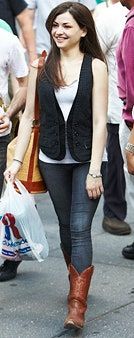 Bild kann enthalten Kleidung Kleidung Hosen Denim Jeans Mensch und Tasche