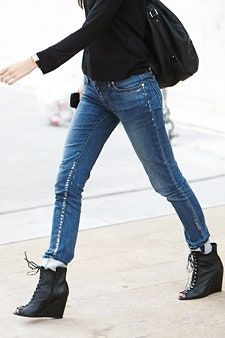 Bild kann enthalten Kleidung Kleidung Hosen Denim Jeans Mensch und Person