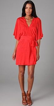 Bild kann enthalten Kleid Kleidung Bekleidung Wohnkultur Mensch Weiblich Person Frau Leinen Ärmel und Bluse