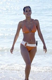 La imagen puede contener Ropa Ropa Bikini Trajes de baño Humanos y Persona