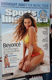 La imagen puede contener Revista Persona humana Ropa Ropa Trajes de baño Bikini Ejercicio físico Deporte y deportes