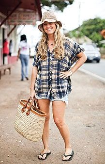 La imagen puede contener pantalones cortos Ropa Ropa Persona humana Mujer y calzado