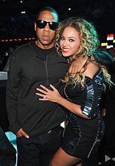 Bilden kan innehålla Club Night Club Human Person Solglasögon Tillbehör Tillbehör och Beyonc