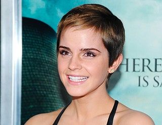 Bilden kan innehålla Emma Watson Face Human Person Smile Hair och Kvinna