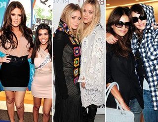 Bilden kan innehålla Kourtney Kardashian Khlo Kardashian Människoperson Kläder Kläder Solglasögon och accessoarer
