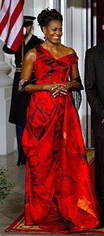 Bilden kan innehålla Klänning Kläder Kläder Michelle Obama Mänsklig person Kvinnlig artist Kvinna Stående och mode