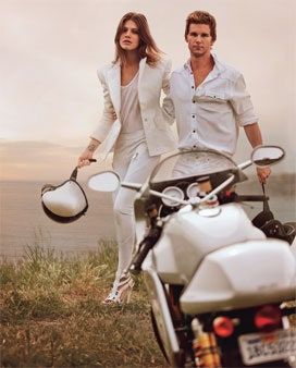 La imagen puede contener Persona humana Vehículo Transporte Motocicleta Motor Scooter Vespa Ciclomotor y scooter