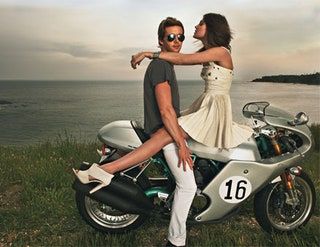 La imagen puede contener Transporte Vehículo Motocicleta Motor Scooter Vespa Ciclomotor Persona humana y gafas de sol