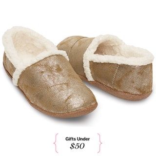 La imagen puede contener Ropa Ropa Calzado Zapatos Zuecos Comida y pan