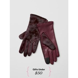 La imagen puede contener prendas de vestir y guantes