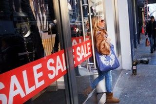 画像には、人間の靴、衣料品、靴のズボン、歩行者が含まれている場合があります