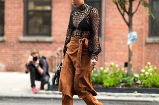 Esta imagen puede contener ropa, ropa, persona humana, calzado, manga y bota.