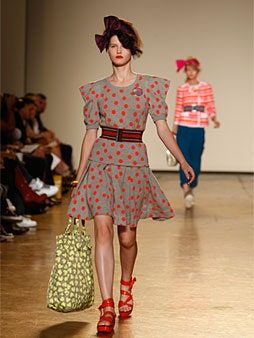 La imagen puede contener Ropa Vestimenta Persona humana Disfraz Vestido femenino Falda Mujer Pasarela Rubia Adolescente y niña