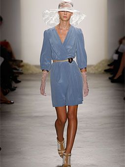 La imagen puede contener Ropa Vestir Vestido Persona humana Manga larga Moda Pasarela Bata y mujer
