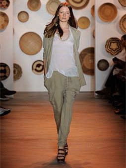 La imagen puede contener Ropa Ropa Persona humana Moda Pantalones de pasarela y Mujer