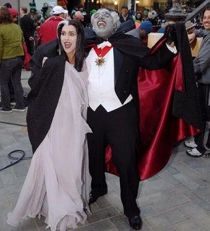 La imagen puede contener Ropa Ropa Persona humana Disfraz Moda Traje Abrigo Abrigo Artista Multitud y mujer