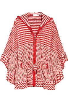 La imagen puede contener ropa, poncho, capa y moda.